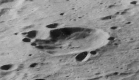 Highly oblique view facing west, also from Lunar Orbiter 5 Gullstrand crater 5015 h3.jpg