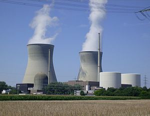 Das Kernkraftwerk Gundremmingen: Block A (links vorn), Blöcke B und C (rechts) mit beiden Kühltürmen (hinten)