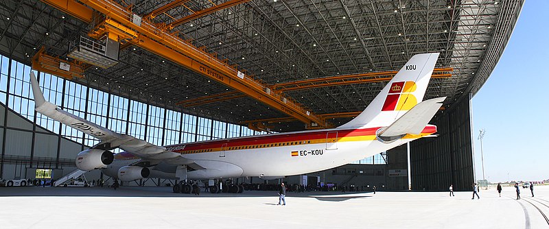 File:Hangar & A340 overview (5094314094).jpg