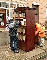 Первая доступна библиотека. Шкаф для уличной библиотеки. Уличная библиотека. Общественный книжный шкаф. Шкаф для буккроссинга.