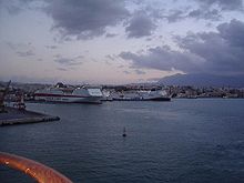 fotografía en color: un puerto por la noche