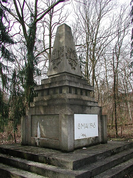 File:Herzbergstrasse KEH Befreiungsdenkmal.JPG