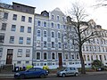 Mietshaus in geschlossener Bebauung mit Vorgarten