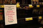English: sign in a supermarket during COVID-19 crisis 2020 Deutsch: Hinweisschilder in einem Supermarkt während der Coronakrise 2020