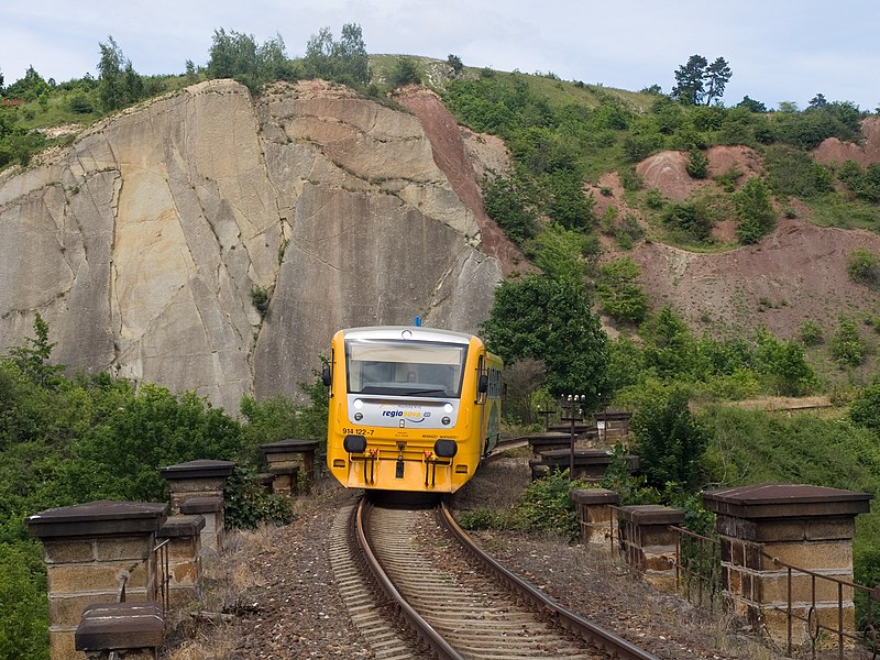 File:Hlubočepské viadukty, SZ, 814, na viaduktu dc.jpg