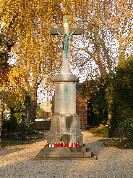 File:Hochkreuz Ratheim Friedhof.jpg