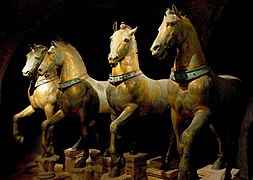 Les statues originales, conservées au musée de la basilique.