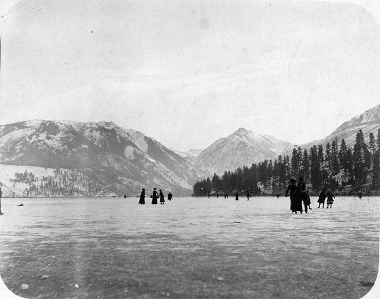 File:Ice skating on Lake Chelan (4306640391).jpg