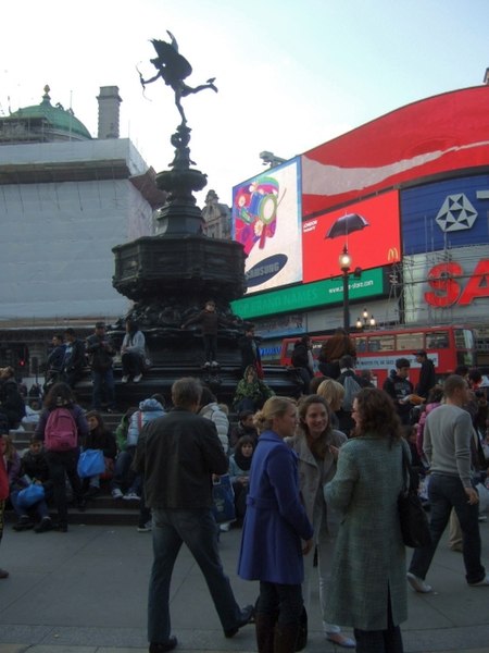 File:Icons of London - geograph.org.uk - 1810169.jpg