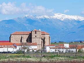 Casas e igreja de Saucedilla com a serra de Gredos nevada em segundo plano