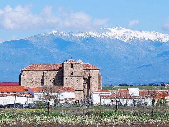 Casas e igreja de Saucedilla com a serra de Gredos nevada em segundo plano