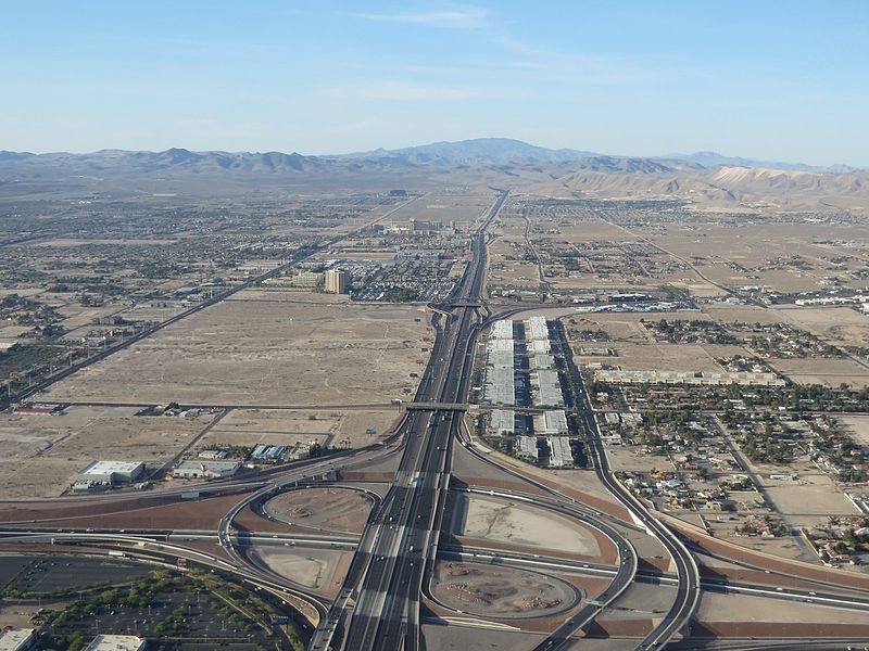 File:Interstate 15, Las Vegas, South of Flight Path on Departure (14203692275).jpg