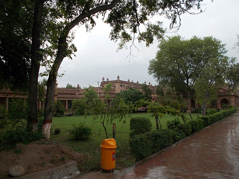 File:Islamia College University Peshawar garden 4.jpg