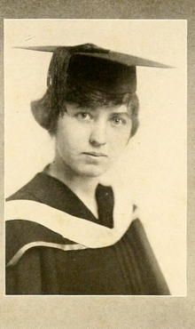 imagen en tono sepia de una mujer de 21 años con toga de graduación y birrete