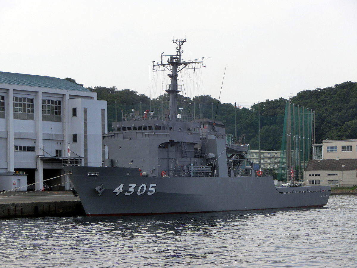 1200px-JMSDF_AMS_4305_Enshu_2013.08.03.J