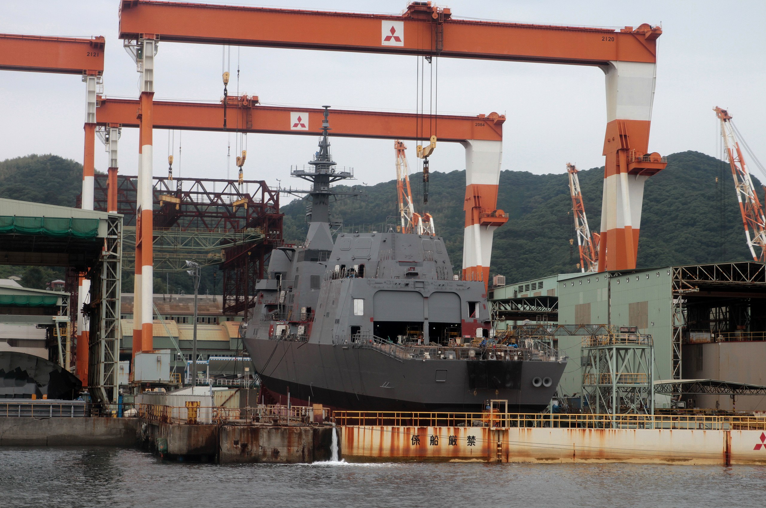 File:JS Suzutsuki under construction at Mitsubishi Nagasaki, -6 Oct. 2012 a1.jpg - Wikimedia Commons