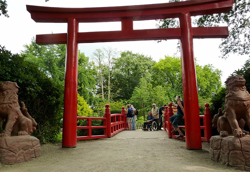 File:Japanese Bridge in Hamburg.jpg