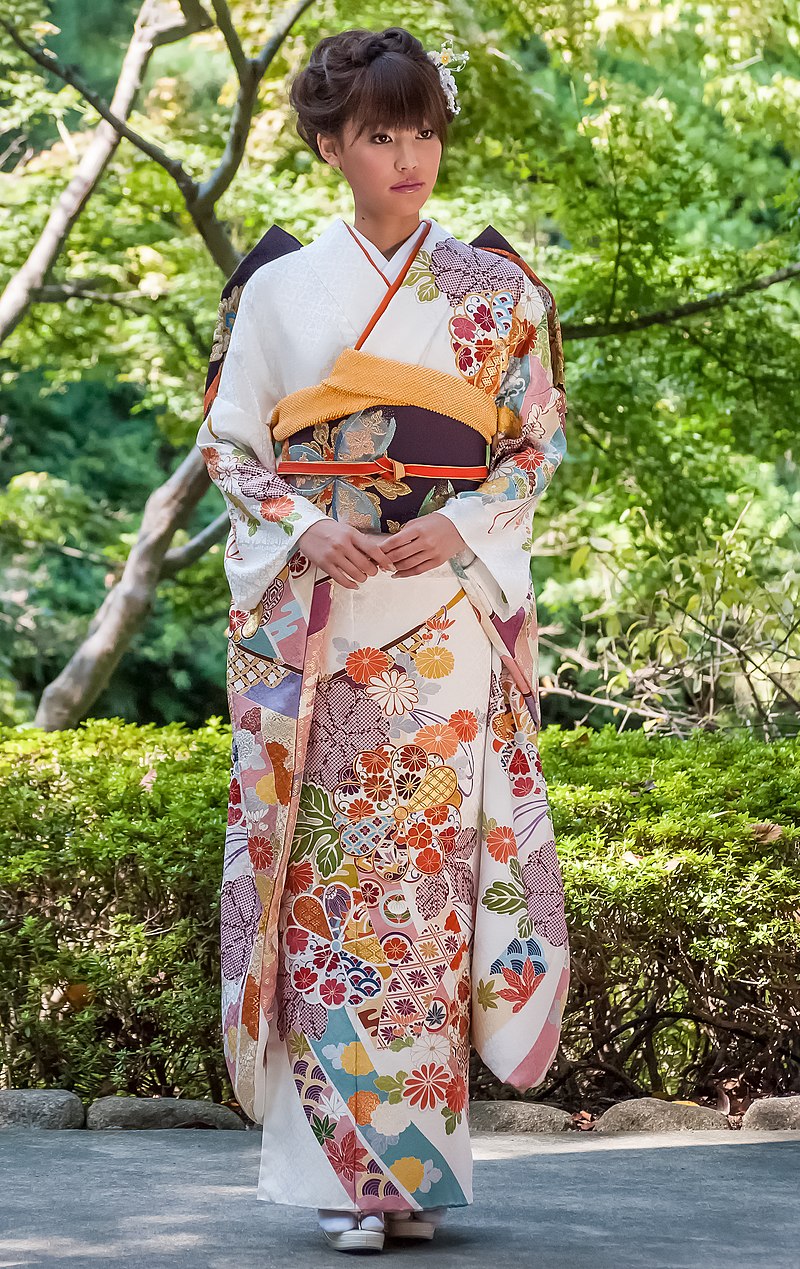 Japanese young woman wearing mauve kimono and winter time fur