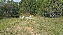 Джесси Чишолм бейітінің орны және headstone.jpg