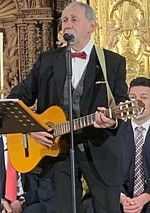 Joaquín Carbonell cantando en el acto de recogida medalla de oro de los amantes CITT Teruel 2020 -primer plano (cropped).jpg