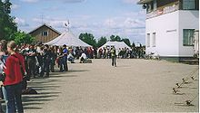 A queue to the 1999 Belgian-French film Rosetta at the Midnight Sun Film Festival in Sodankyla, Finland, in 2005. Jono Rosetta-elokuvaan Sodankylassa 2005.jpg