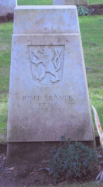 File:Josef Šrámek náhrobek.jpg