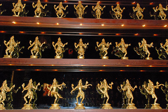 Statuette moderne raffiguranti Siva nelle 108 posture della danza tāṇḍava, la danza selvaggia che il Dio esegue nei campi crematori (l'immagine non è completa).