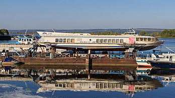 Aerobarco da classe Meteor em um estaleiro flutuante no rio Volga, em Cazã, Rússia. (definição 4 743 × 2 668)