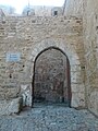 Porte du fort protégée par une barbacane.