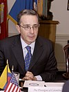 Kolumbianischer Präsident Alvaro Uribe 2004.jpg
