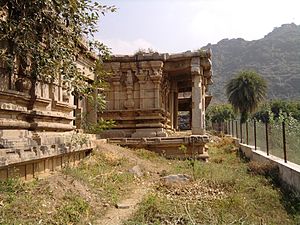 Il tempio di Gopinathswami vicino al forte.  Le fortificazioni superstiti possono essere viste sulla cima della collina.