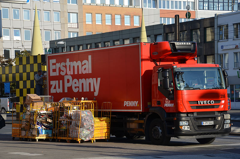 File:Kurt-Schumacher-Straße Hannover Erst mal zu Penny wirbt der Iveco Carrier Laster beim Verpackungs-Recycling mit zusammengeklappten REWE-Behltern.jpg