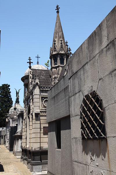 File:La Recoleta Cemetery (5459325007).jpg