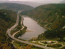 Viaduc de Sylans longeant le lac