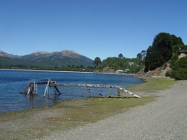 Le Lac Moquehue - ici rive nord -, est situé tout près de la frontière chilienne. Son émissaire, long de 400 mètres se jette dans le Lac Aluminé, un peu à l'ouest de la localité de Villa Pehuenia