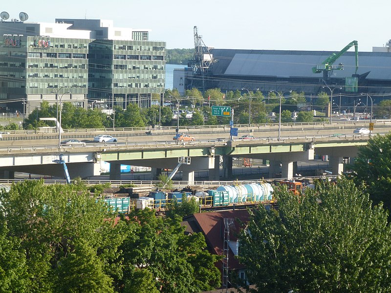 File:Little yard locomotive pulls track maintenance equipment, 2014 06 14 (2) (14430806581).jpg