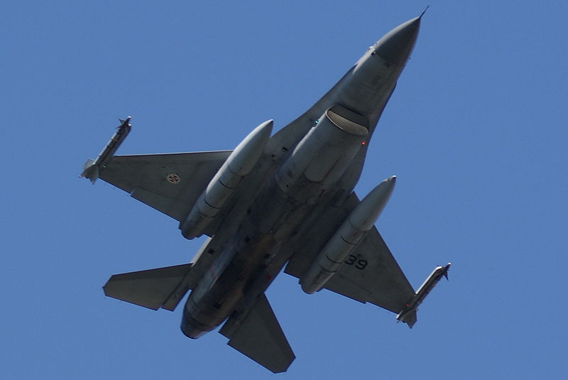 File:Lockheed Martin F-16 Fighting Falcon of Portuguese Air Force @ Porto Red Bull Air Race 2008 02.jpg