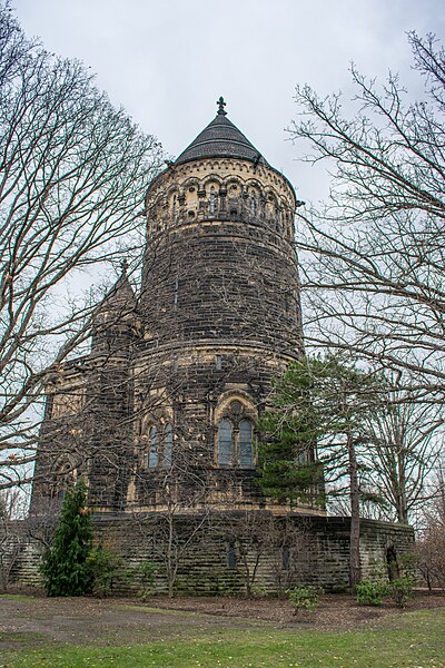 File:Looing NW at Garfield Memorial - Lake View Cemetery - 2014-11-26 (17541577595).jpg