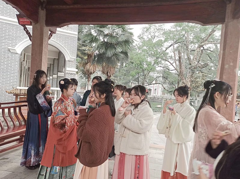 File:Los estudiantes de Jinggangshan celebran el festival de las flores.jpg