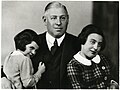 Thumbnail for File:Lothar Fuld with young daughters Barbara (Bracha) (left) &amp; (Hannelore) Petra (right).jpg