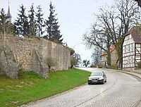 Steinmauer des Gutsgeländes