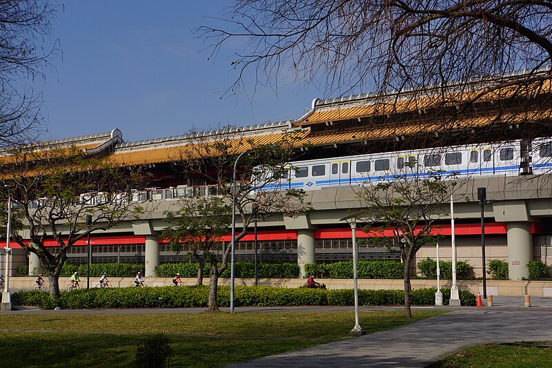File:MRT Yuanshan Station EMU and bicycles 20130310.jpg
