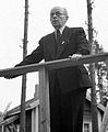 Maaherra E.Y.Pehkonen pitämässä puhetta Oulu 1943.09.10.jpg