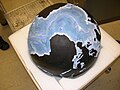 Bathymetrischer Globus hergestellt von Bruce C. Heezen und Marie Tharp