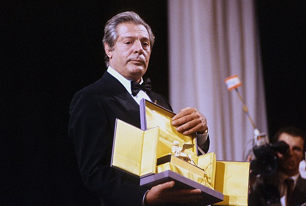 Marcello Mastroianni receiving the prize in 1990