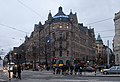 Nybrogatan saa alkunsa Nybroplanilta. Vasemmalla Birger Jarlsgatan, oikeassa reunassa Dramaten.