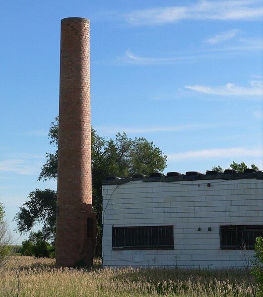 File:McCook AFB hangar 4 chimney.JPG