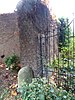 Huis met de trappen: bakstenen en mergelstenen tuinmuur met gemetselde hekpijlers
