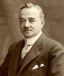 https://upload.wikimedia.org/wikipedia/commons/thumb/b/bb/Milton_S._Hershey%2C_1910.jpg/220px-Milton_S._Hershey%2C_1910.jpg