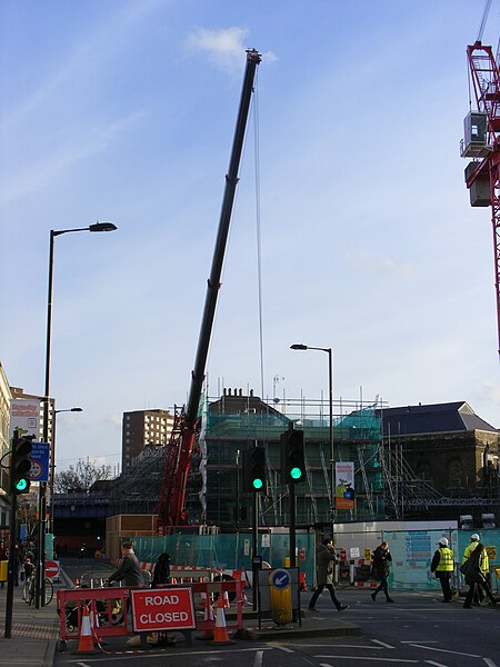 File:Mobile crane, E8 Amhurst road.jpg